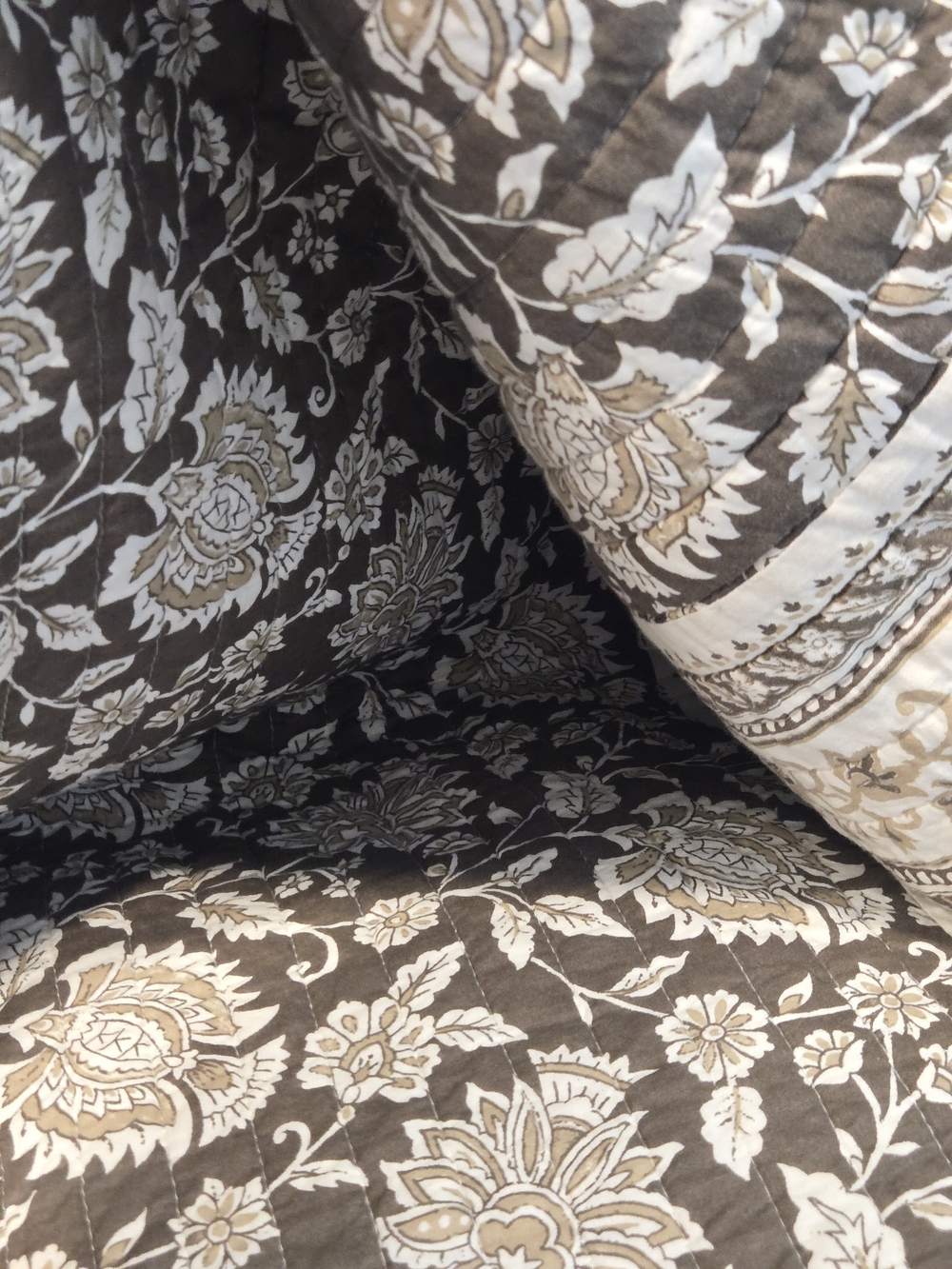 NWOT Levtex REVERSIBLE Brown and White Floral Quilt & 2 Shams - Picture 3 of 15